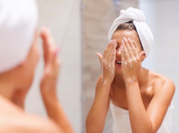 Order of a facial cleansing with aloe vera